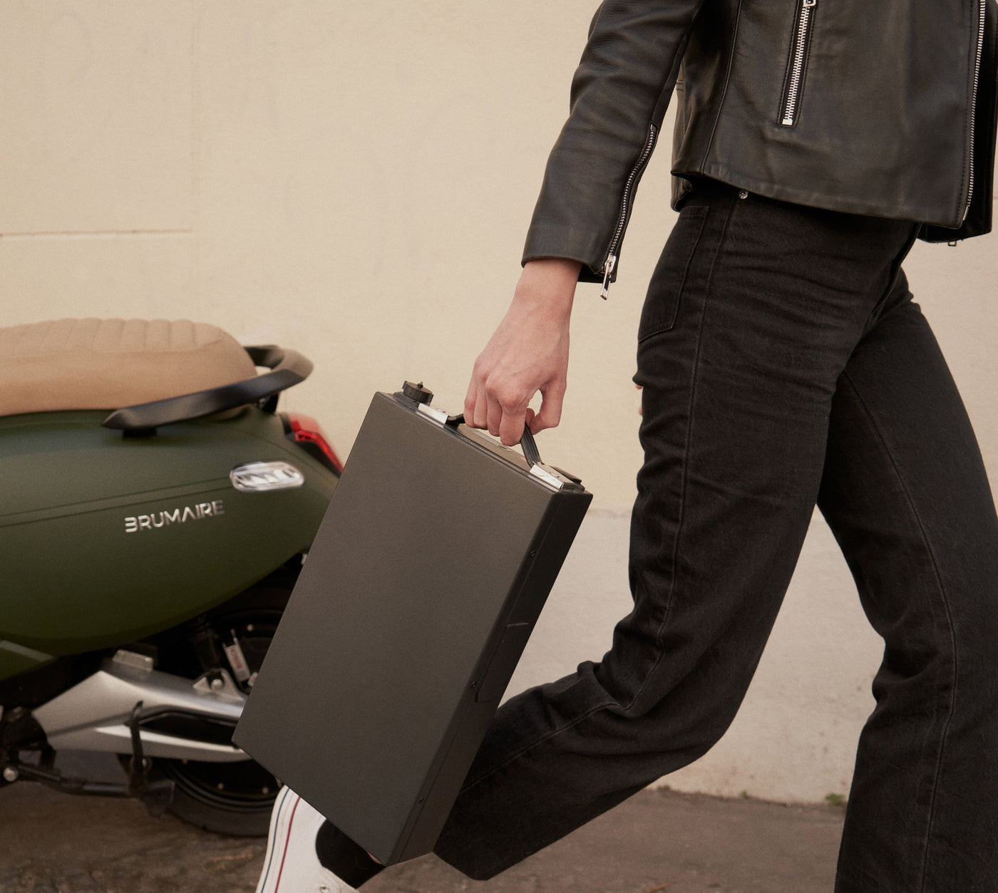 femme portant une batterie lithium de scooter électrique