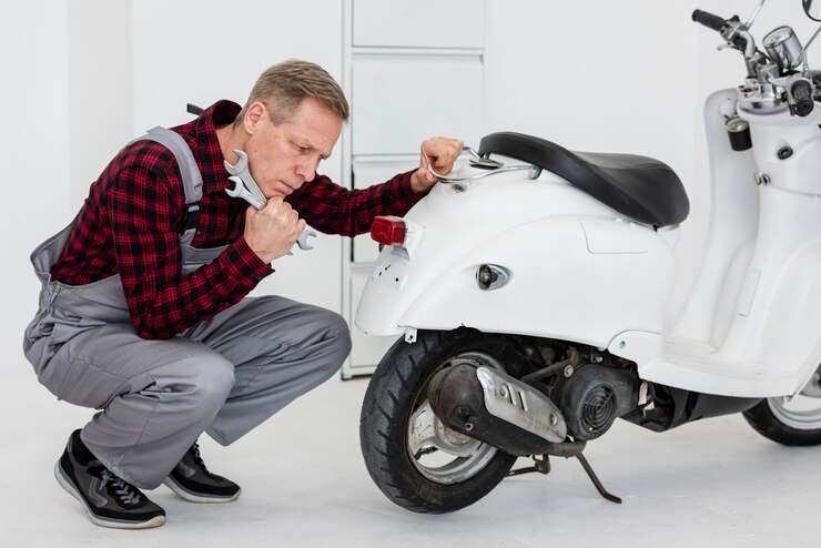 Un homme qui tient un scooter blanc dans une main et des clefs dans l’autre