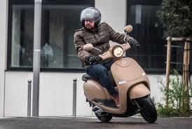 Un homme sur un scooter électrique brumaire