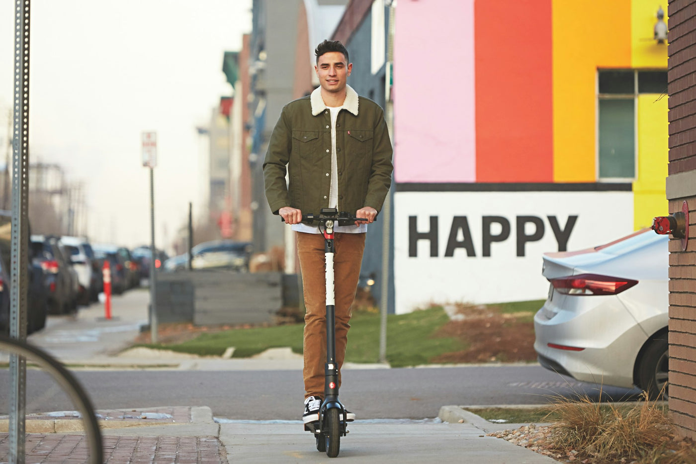 Un homme en trottinette électrique