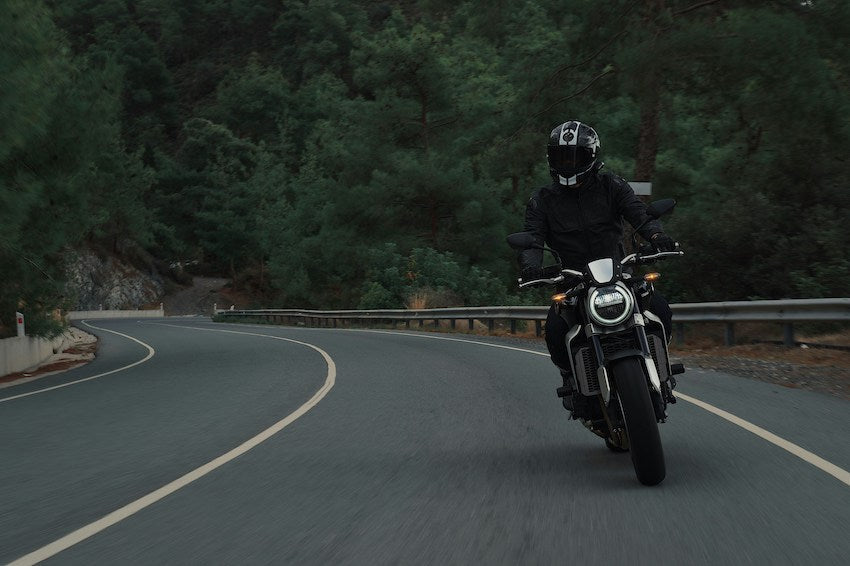 Un motard dans un virage