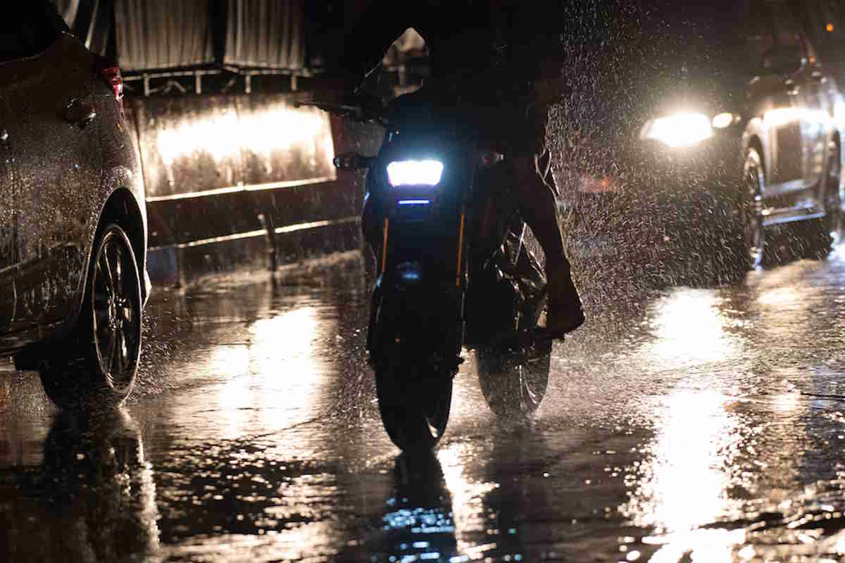 Un motard qui roule sous la pluie