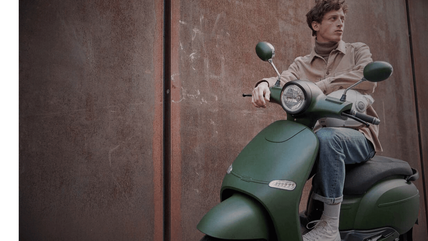 Un homme sur un scooter électrique