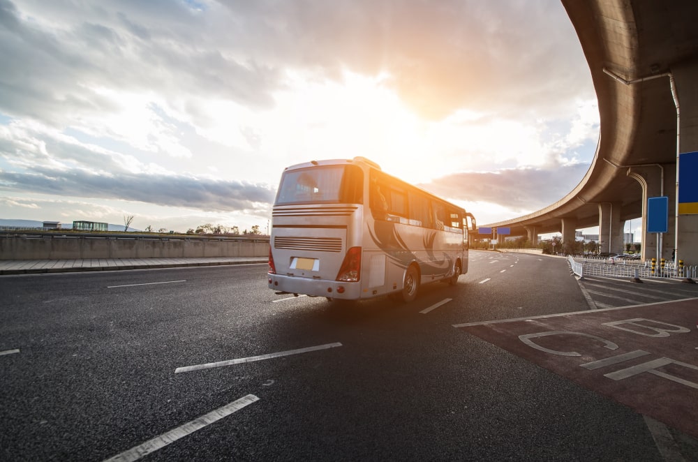 Scooter électrique : peut-on rouler sur les voies de bus ?