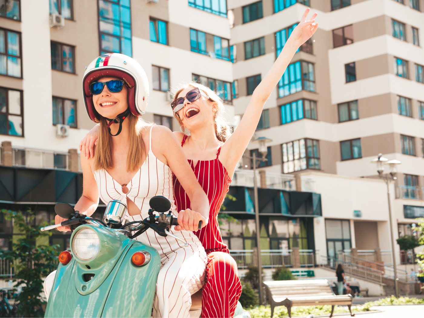 deux jeunes filles souriantes sur un scooter vintage