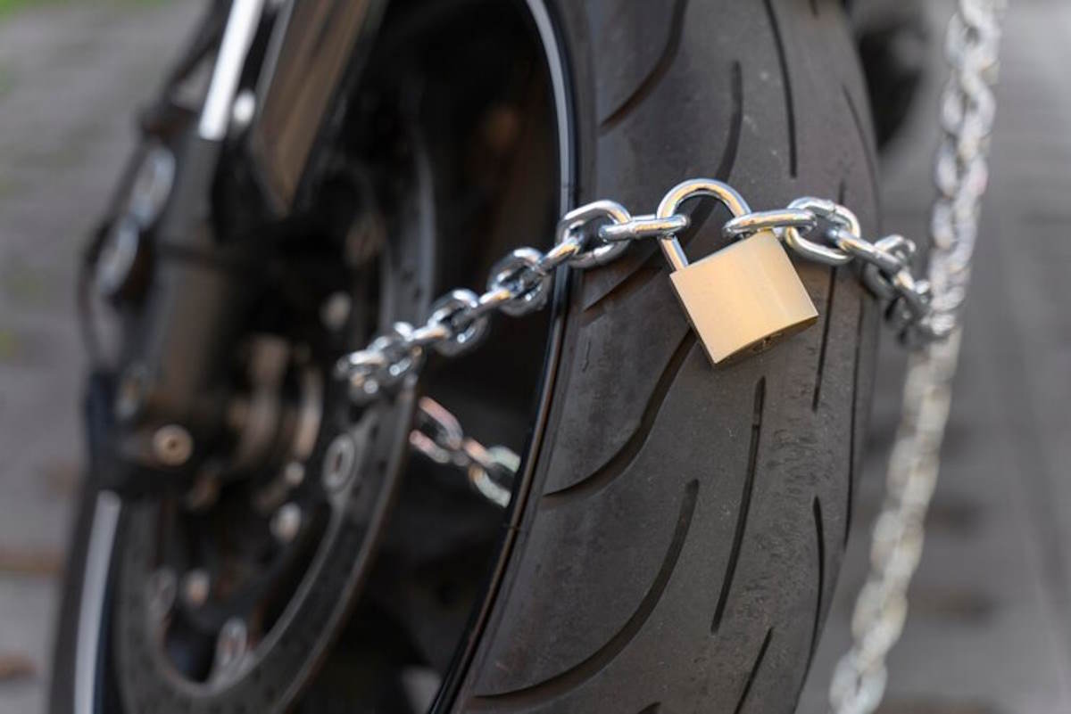 Un cadena sur une roue de deux roues