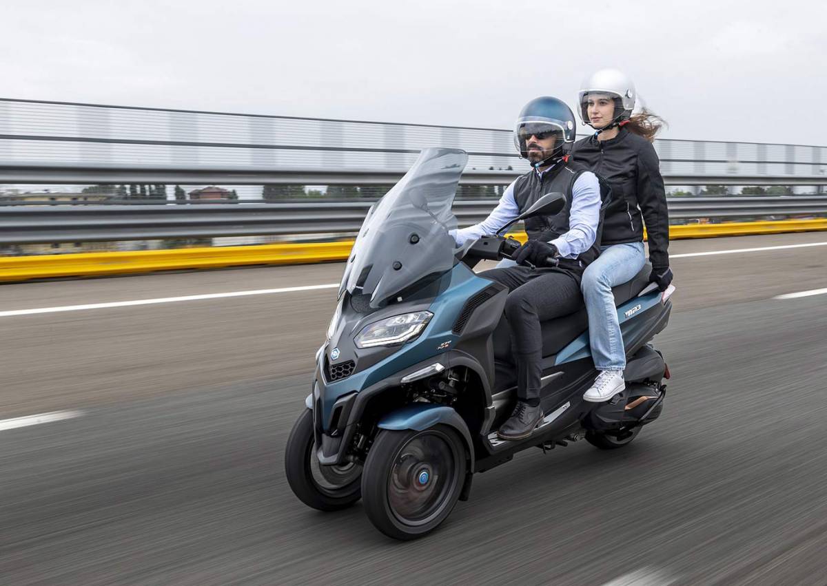 Un couple qui roule à bord d’un Scooter Électrique Piaggio MP3