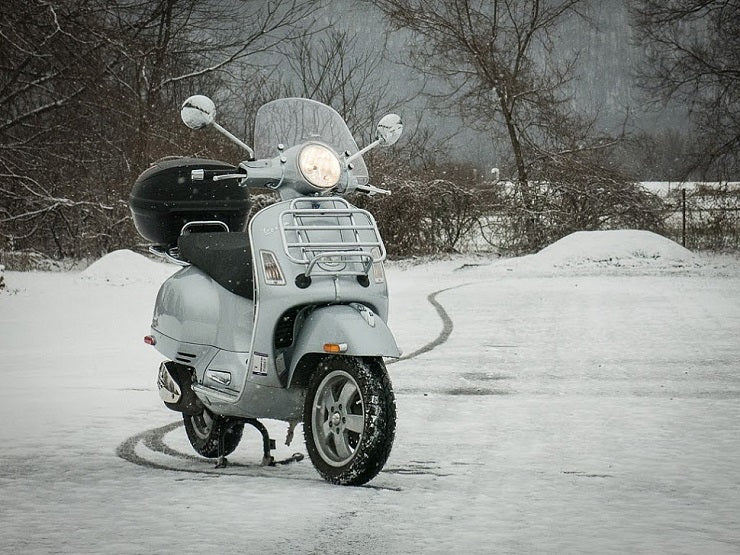 Faut-il monter des pneus hiver sur les scooters ?