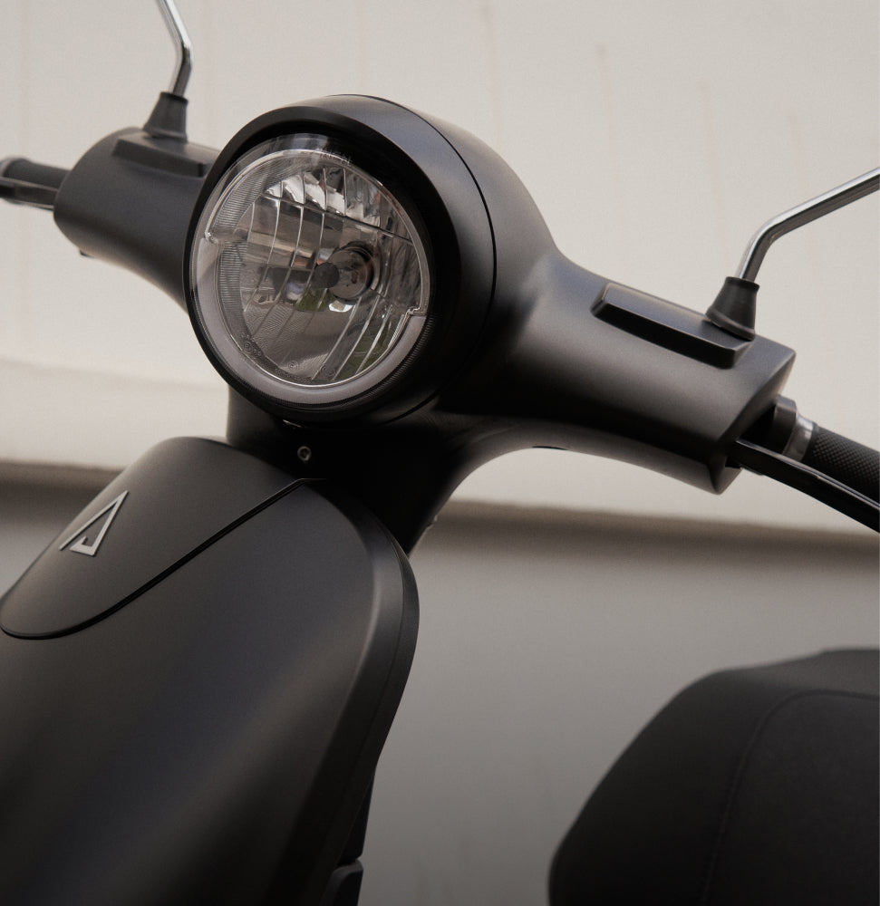 Avant du scooter Brumaire noir